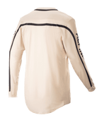 Alpinestars 2023 Racer Found Trikot, Motocross-Trikot, Mountain (Beige), Rückansicht, mit schwarzen Streifen über den Schultern und entlang der Ärmel, ergonomischer Schnitt mit verlängertem Rückenteil für optimale Abdeckung beim Fahren