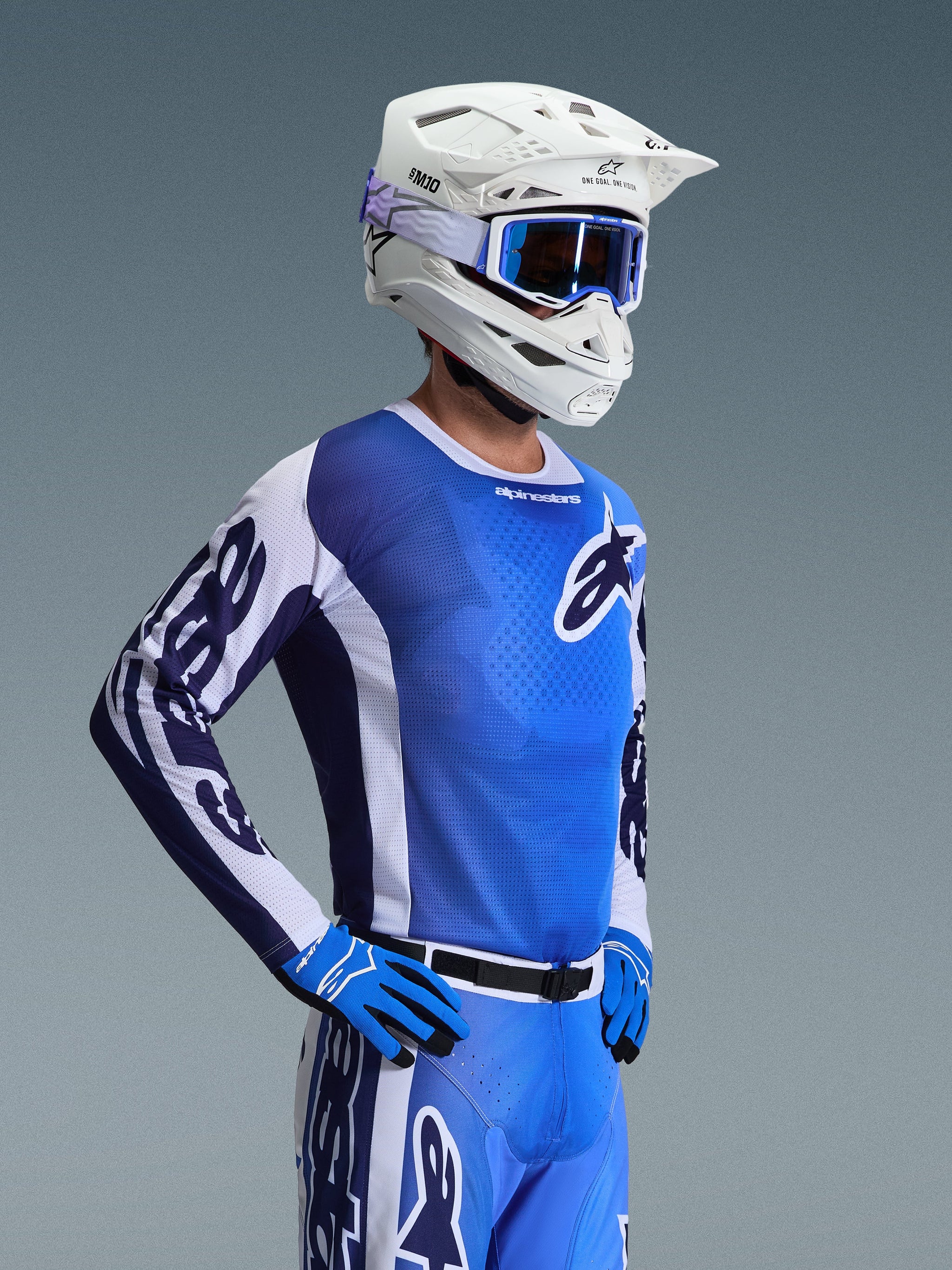 Alpinestars 2026 Racer Air Portl Trikot, Motocross-Trikot, Ucla-Blau und Weiß, getragen mit weißem Helm, blauer Brille und passenden Handschuhen, atmungsaktives Mesh-Design für Offroad-Rennen bei hohen Temperaturen