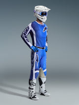 Motocross-Fahrer im Alpinestars 2026 Racer Air Portl Trikot in Ucla Blue und Weiß, kombiniert mit passender blau-weißer Hose, weißem Helm, blauer Brille und weiß-schwarzen Stiefeln, komplette Offroad-Rennausrüstung