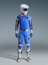 Motocross-Fahrer im Alpinestars 2026 Racer Air Portl Trikot in Ucla Blau-Weiß, kombiniert mit passender blauer Motocross-Hose, weißem Helm mit blauer Brille, blauen Handschuhen und weißen Stiefeln, komplette Profi-Ausrüstung für den Offroad-Rennsport