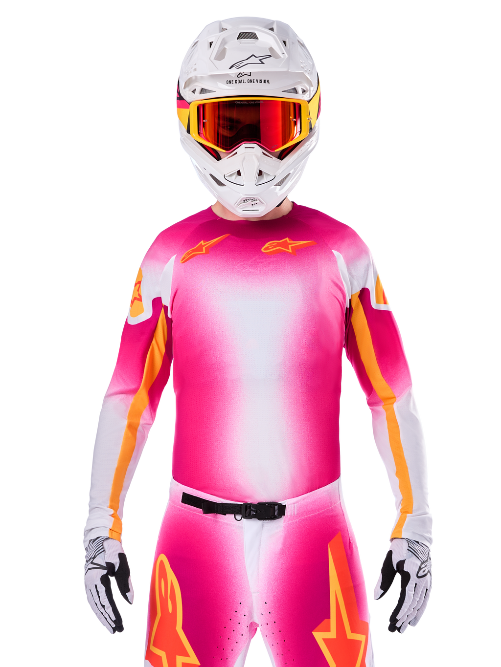 Alpinestars Limited Edition Supertech AFD MIG Jersey, Pink Fluo Weißes Motocross-Trikot, mit einem leuchtenden Farbverlauf und orangefarbenen Stern-Logos, getragen als komplettes Rennset mit passender Hose, weißem Helm und roter Schutzbrille, professionelle Dirt-Riding-Bekleidung