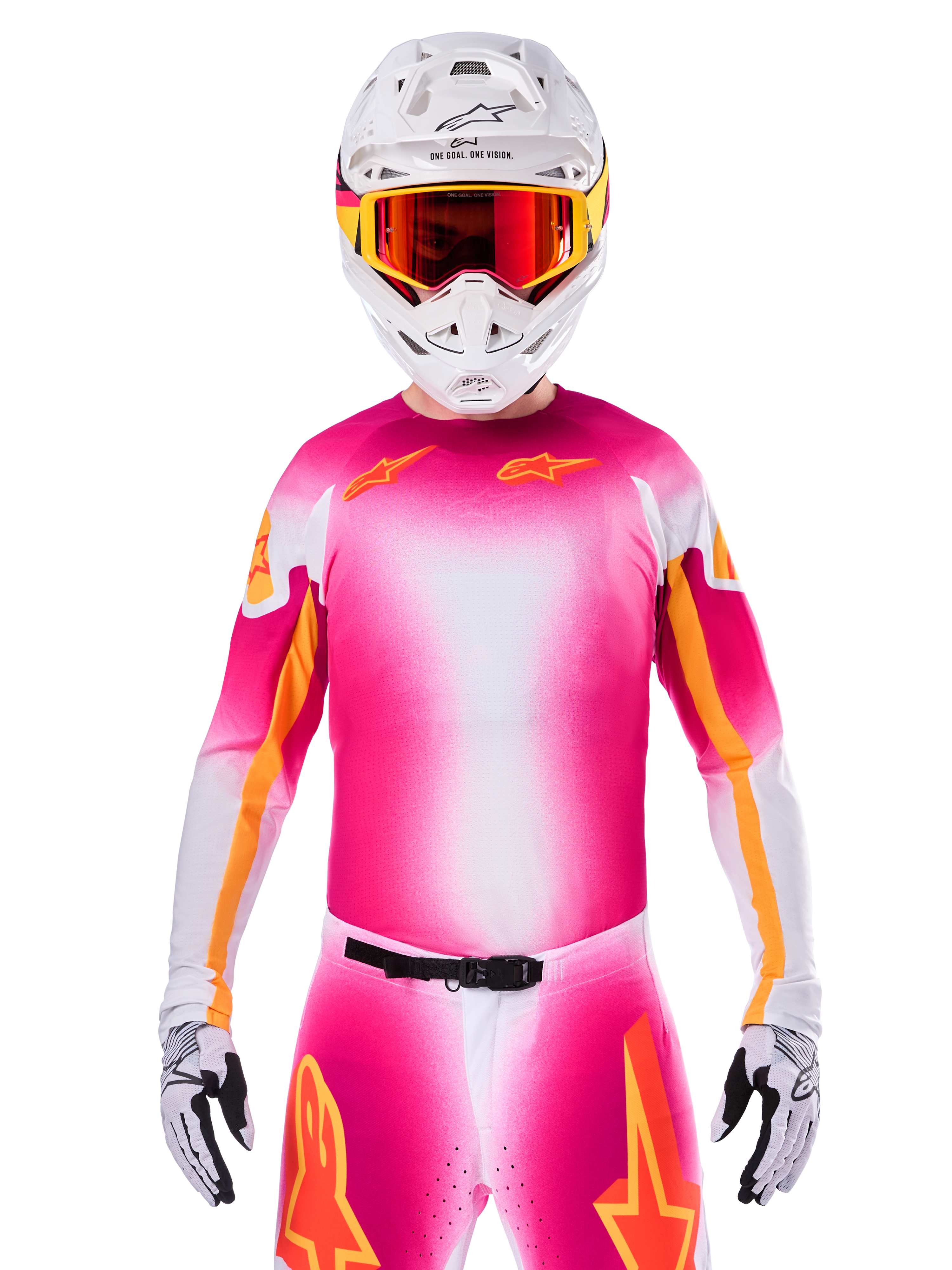 Alpinestars Limited Edition Supertech AFD MIG Jersey, Pink Fluo Weißes Motocross-Trikot, mit einem leuchtenden Farbverlauf und orangefarbenen Stern-Logos, getragen als komplettes Rennset mit passender Hose, weißem Helm und roter Schutzbrille, professionelle Dirt-Riding-Bekleidung