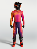 Alpinestars Fluid Kepler Hose und Gear Set, lila-orangefarbenes Motocross-Outfit mit Farbverlauf am Model, sportliche Passform