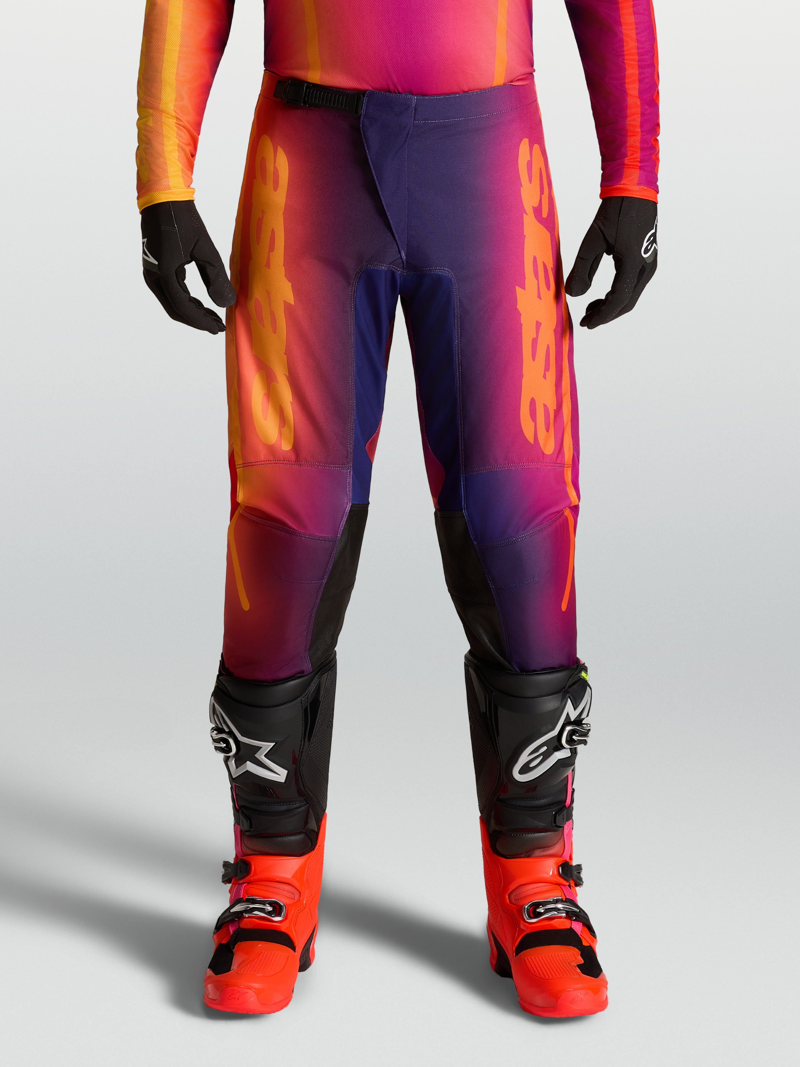 Alpinestars Fluid Kepler Hose 2027, Herren-Motocross-Hose mit Lila-Orange-Farbverlauf und ergonomischem Sport-Fit-Design.