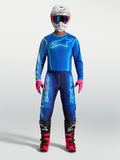 Alpinestars Fluid Kepler Trikot und Gear Set, blaues Herren-Motocross-Outfit, atmungsaktiv mit sportlicher Passform auf Model.