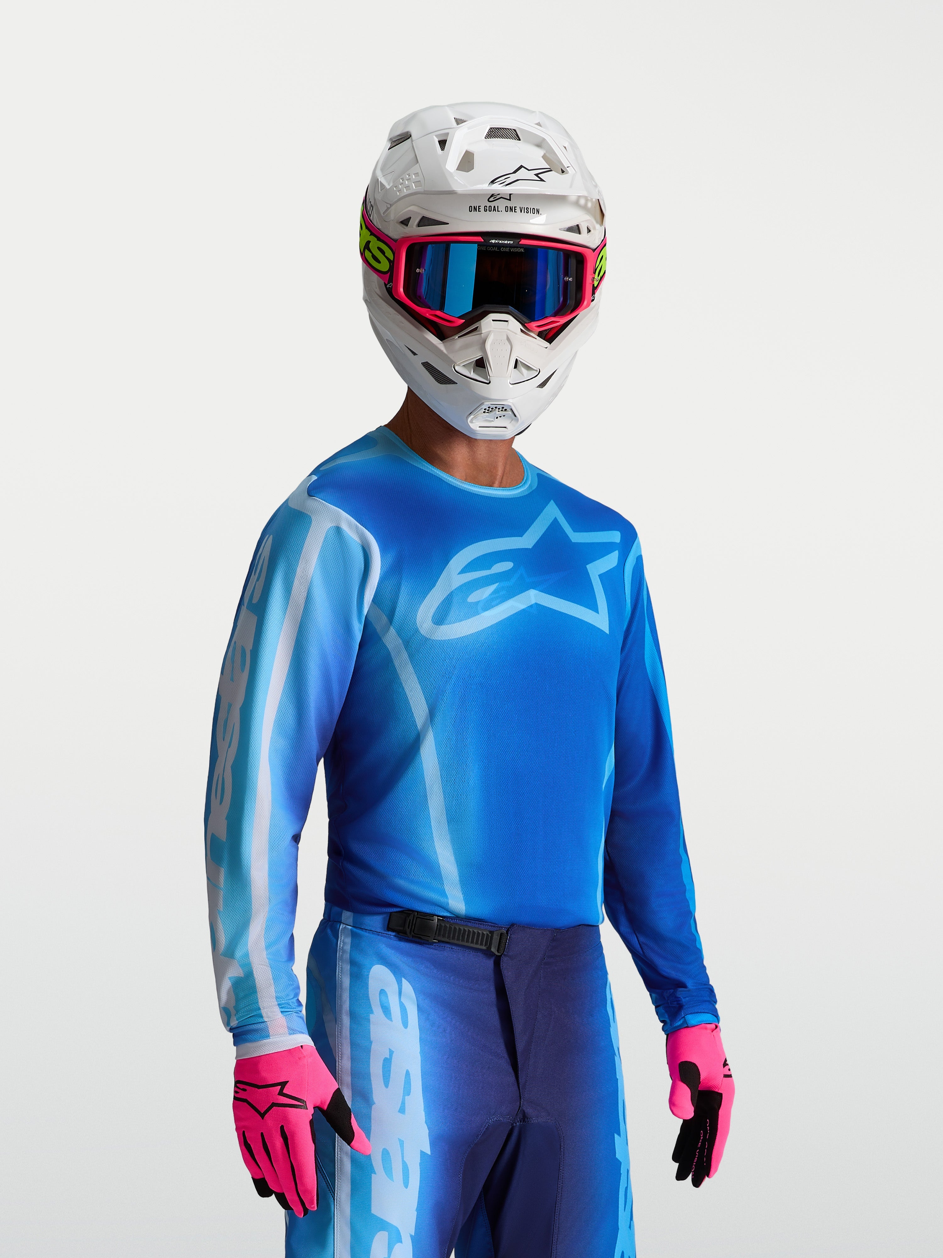 Alpinestars Fluid Kepler Trikot, Herren-Motocross-Trikot in Blau und Hellblau, atmungsaktives Polygewebe, getragen mit Helm und Handschuhen.