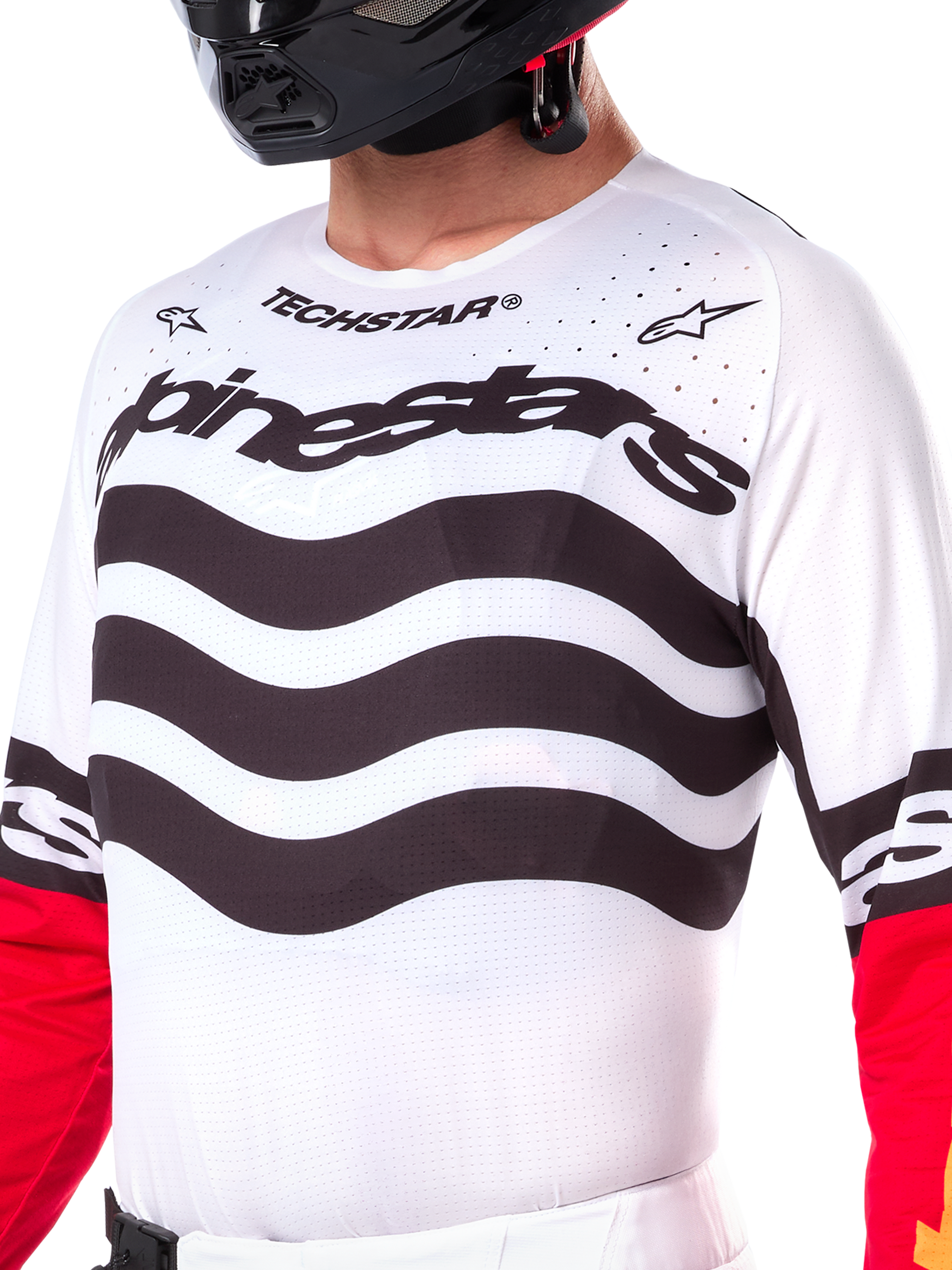 Alpinestars Limited Edition Techstar Deep Trikot, weißes Motocross-Trikot mit wellenförmigen schwarzen horizontalen Streifen und roten Ärmeln, Alpinestars- und Techstar-Branding, kleine lasergeschnittene Perforationen im oberen Brustbereich zur Belüftung, sportliche Offroad-Ausrüstung