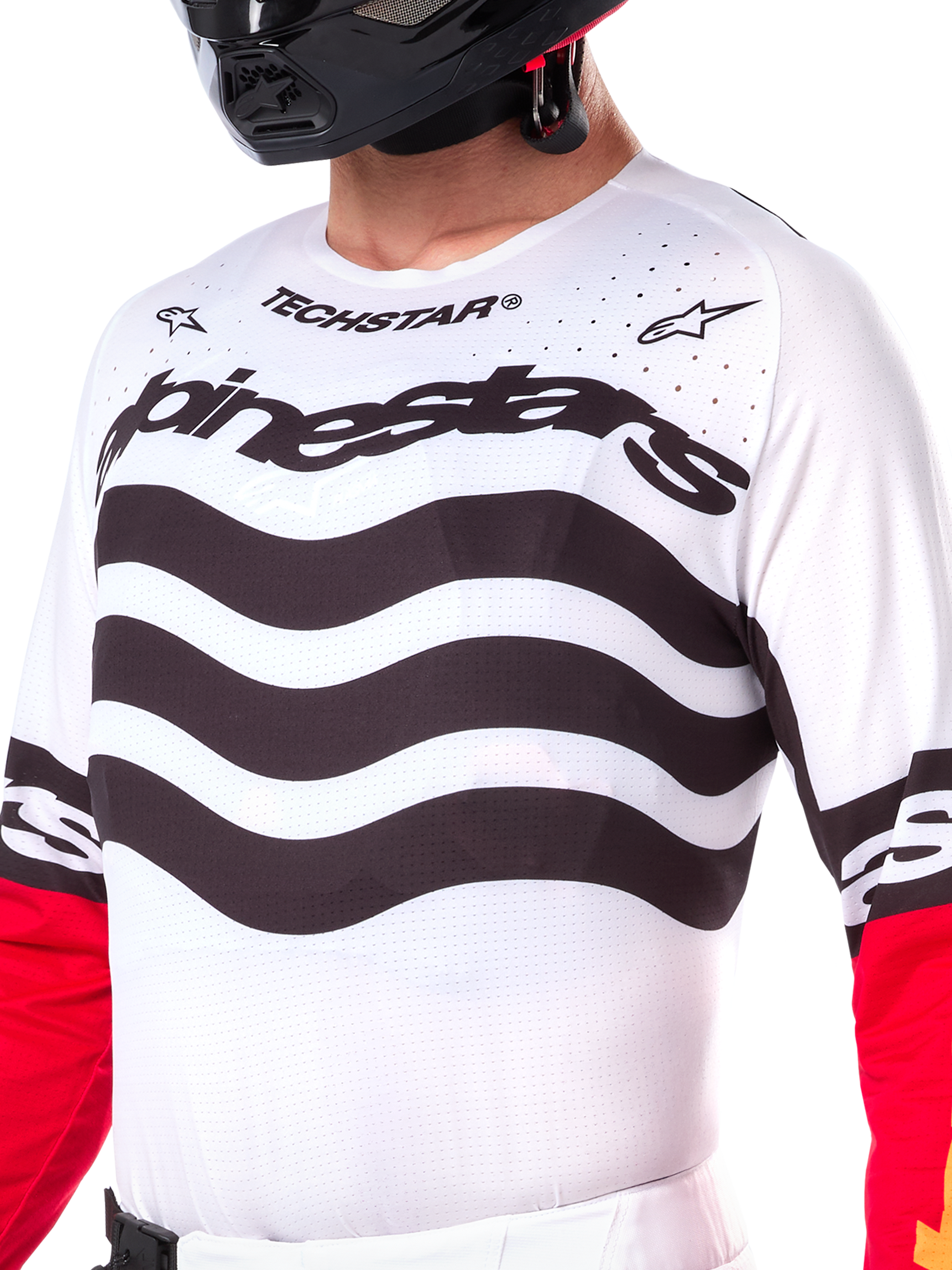 Alpinestars Limited Edition Techstar Deep Trikot, weißes Motocross-Trikot mit wellenförmigen schwarzen horizontalen Streifen und roten Ärmeln, Alpinestars- und Techstar-Branding, kleine lasergeschnittene Perforationen im oberen Brustbereich zur Belüftung, sportliche Offroad-Ausrüstung