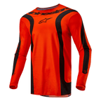 Alpinestars 2024 Fluid Lurv Trikot, Motocross-Trikot, Hot Orange und Schwarz, lange Ärmel mit schwarzen geschwungenen Einsätzen, Alpinestars-Logo auf der Brust und Branding am Kragen, athletische Sport-Passform für Offroad-Rennen