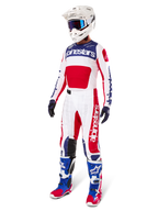 Alpinestars Limited Edition Techstar Fortitude Gear Set, Motocross-Outfit, Rot, Weiß und Blau, mit einem weißen Trikot mit markanten Grafiken, passender Rennhose, weißem Helm mit Schutzbrille und farblich abgestimmten blau-roten Stiefeln, professionelle Rennausrüstung für Offroad-Performance