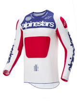 Alpinestars Limited Edition Techstar Fortitude Jersey, Motocross-Trikot, Rot, Weiß und Blau, mit einem weißen Hauptteil, einem großen roten Paneel in der Mitte, einem blauen Brustbereich mit weißem Alpinestars-Branding und blauen Logos auf den Ärmeln, entwickelt für Offroad-Rennleistung