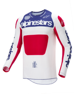 Alpinestars Limited Edition Techstar Fortitude Jersey, Motocross-Trikot, Rot, Weiß und Blau, weißes Hauptteil mit blauem Brustpanel und roter Grafik, blaue Alpinestars-Logos auf den Ärmeln, athletisches Race-Fit-Design