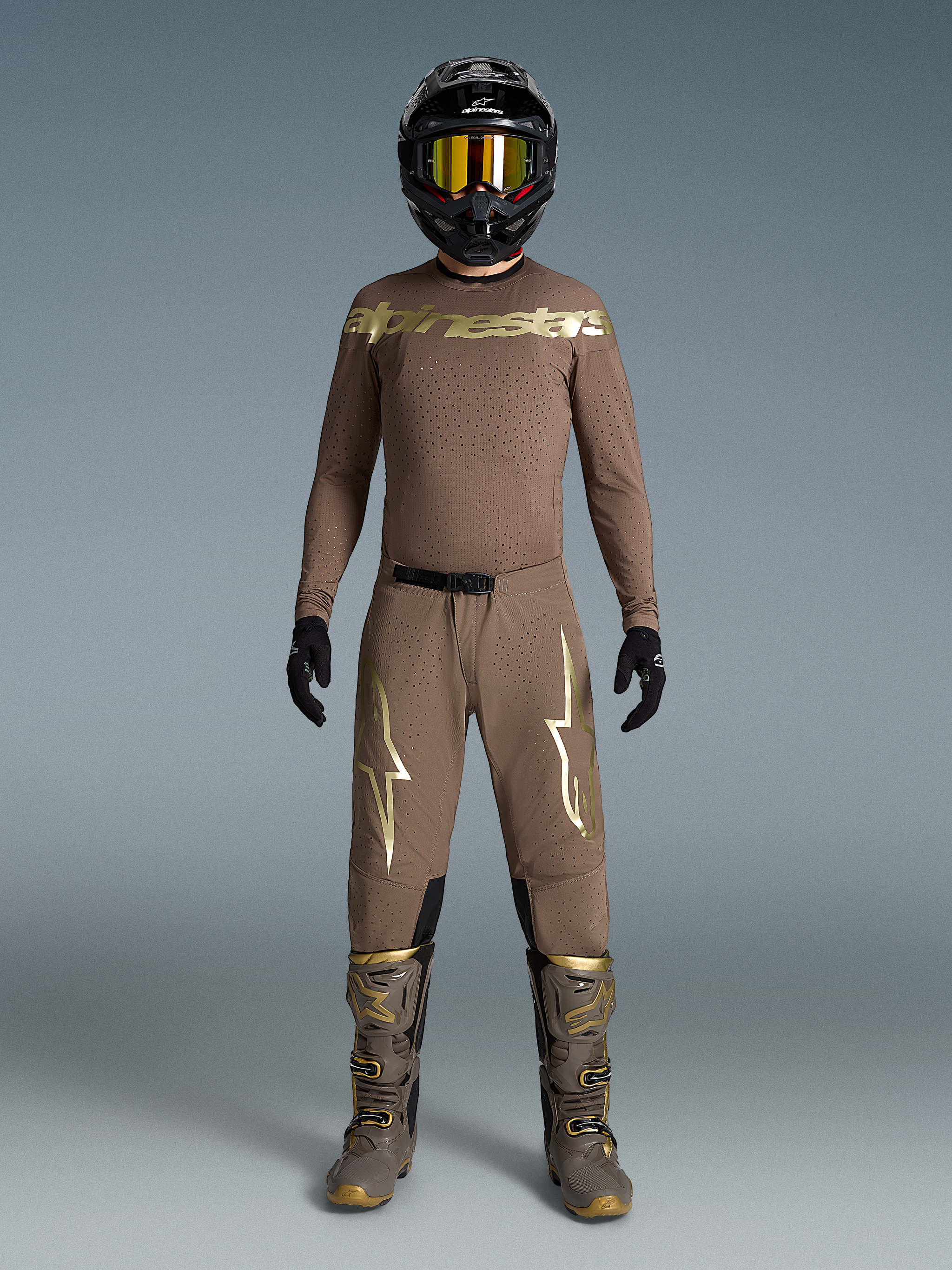 Limited Edition Supertech Air Gold Bekleidungsset, tanfarbenes MX-Outfit mit Gold-Logos, passende Stiefel und Helm.