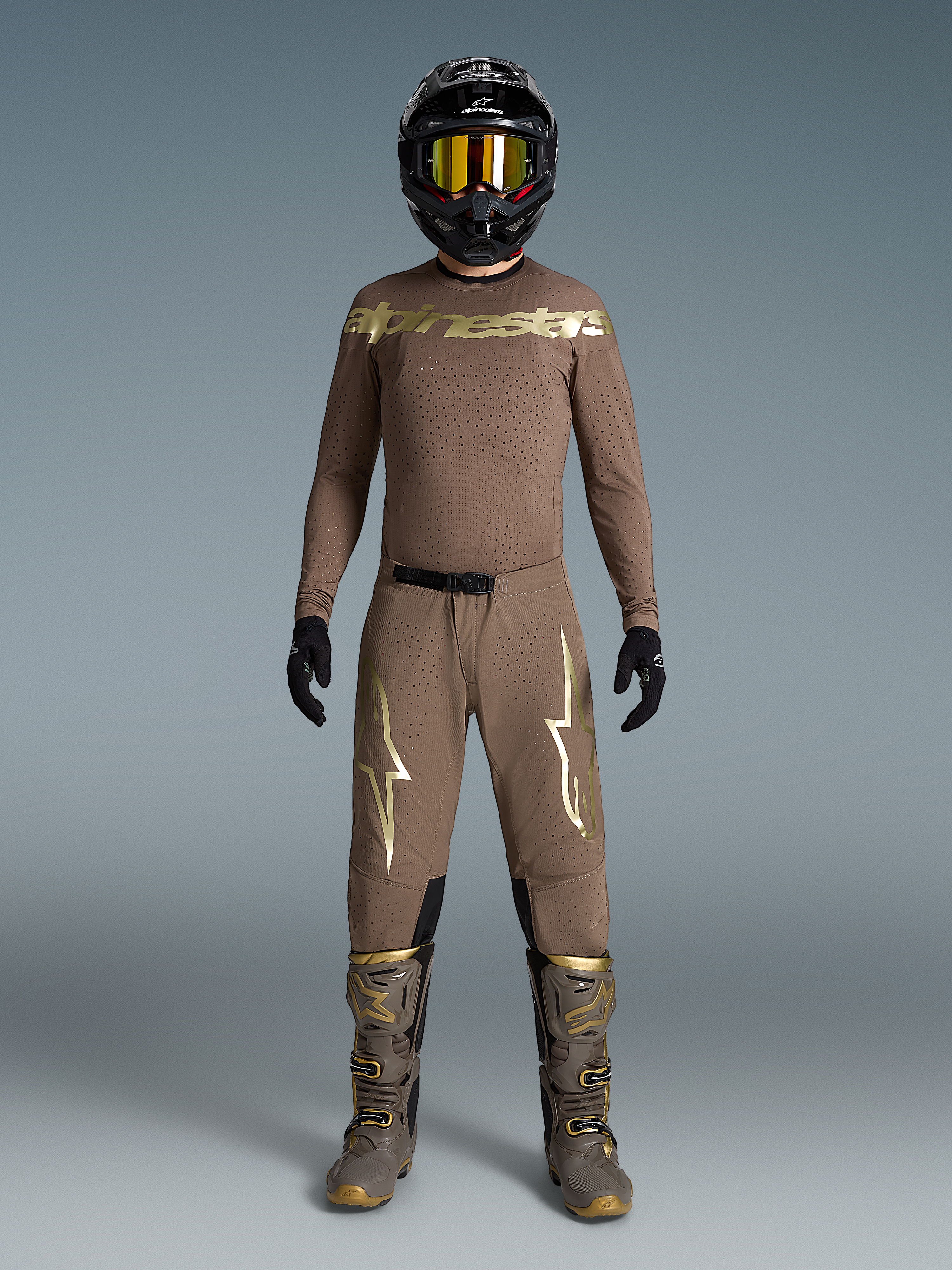 Alpinestars Supertech Air Gold Limited Edition Motocross-Set für Herren, Braun und Gold, belüftetes Mesh-Trikot und Hose mit athletischer Passform für den MX-Rennsport.