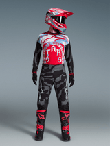 Alpinestars Techstar Trikot Beast Coast Limited Edition, rot-blaues Set mit Camouflage-Hose und Helm, MX-Ausrüstung.