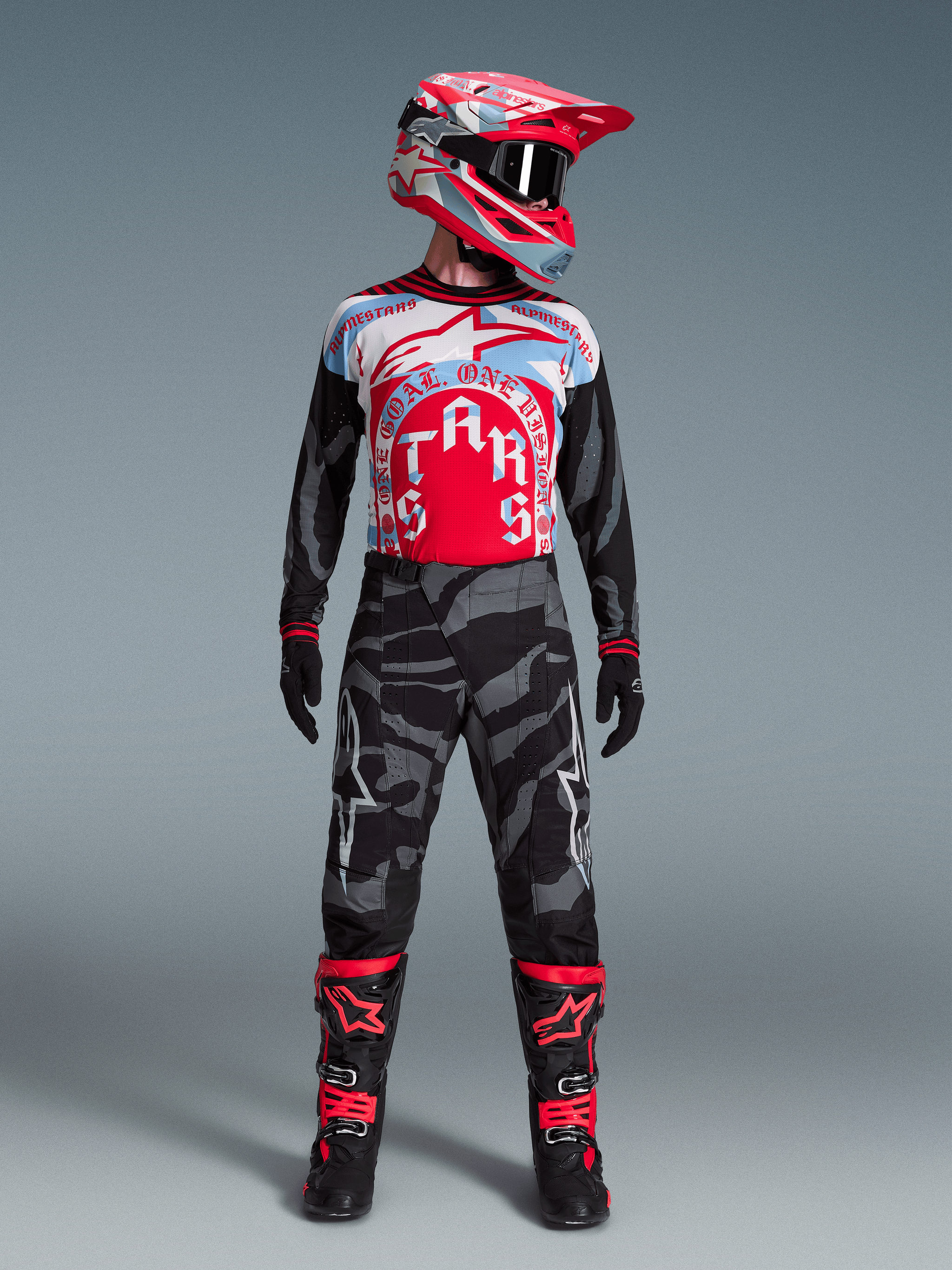 Alpinestars Techstar Trikot Beast Coast Limited Edition, rot-blaues Set mit Camouflage-Hose und Helm, MX-Ausrüstung.