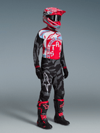 Techstar Trikot Limited Edition Beast Coast, komplette MX-Ausrüstung in Rot, Blau und Camo mit Helm und Stiefeln.