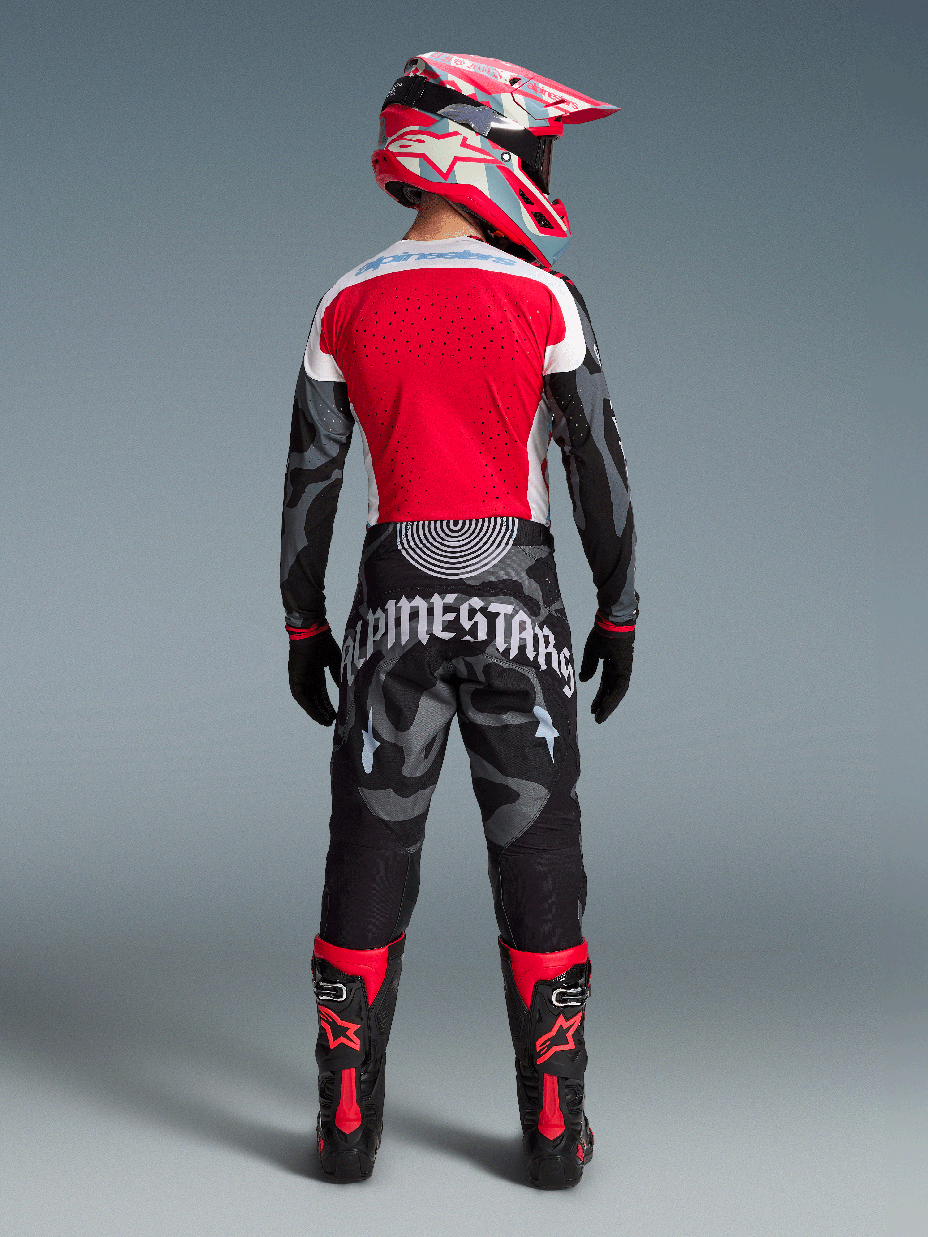 Techstar Trikot Limited Edition Beast Coast, rotes Rückenteil, Camo-Ärmel, komplette MX-Ausrüstung in Rückansicht.