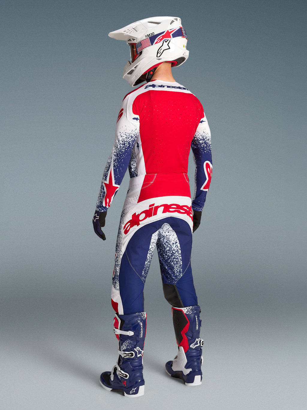 Alpinestars Techstar Unity Limited Edition, Motocross-Set in Rot, Weiß und Blau, Herren-Rennpassform, Rückansicht.