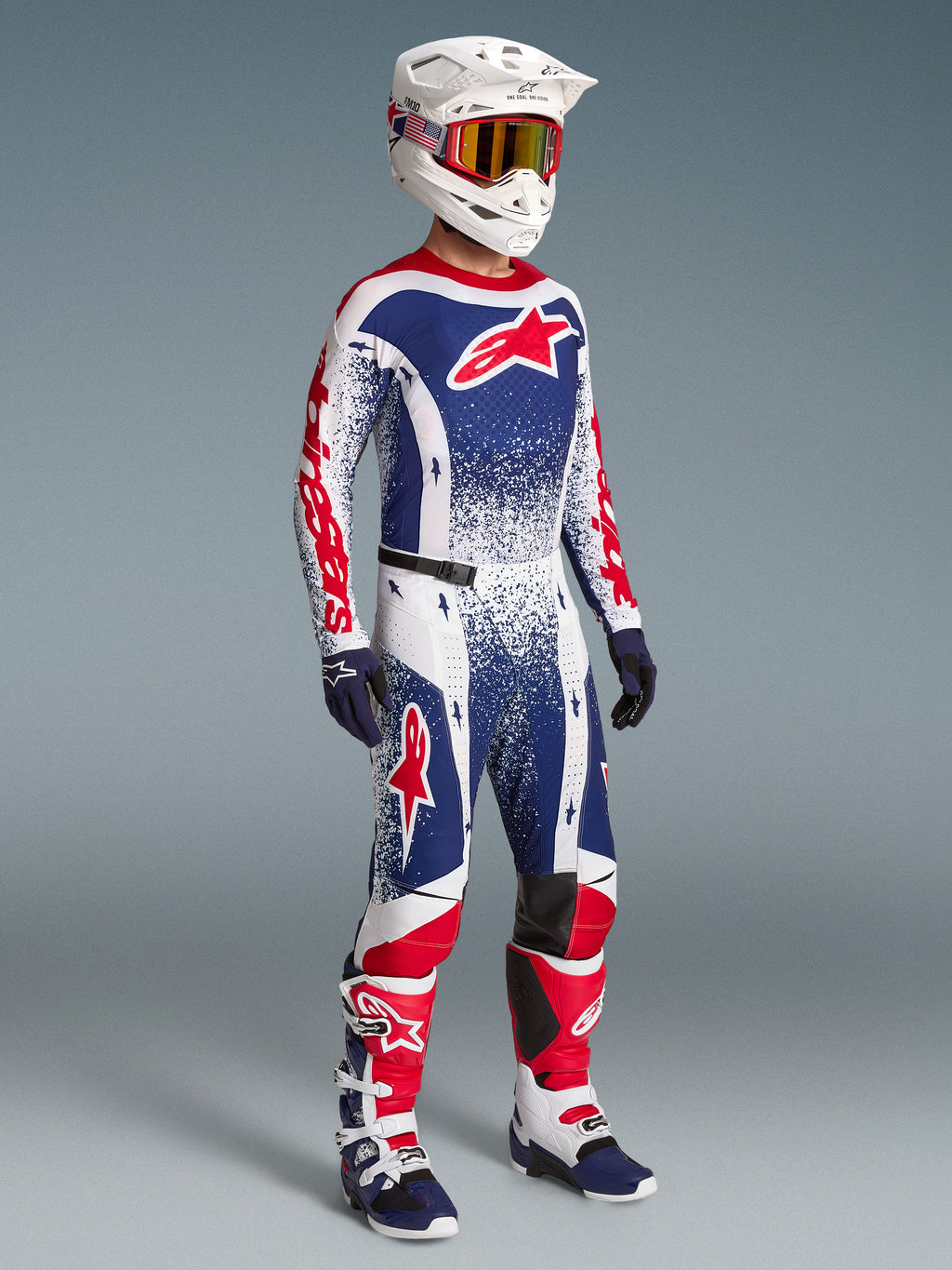 Alpinestars Techstar Unity Bekleidungsset Limited Edition, Motocross-Trikot und Hose in Rot, Weiß und Blau am Model.