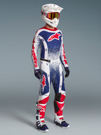 Alpinestars Techstar Unity Bekleidungsset Limited Edition, Motocross-Trikot und Hose in Rot, Weiß und Blau am Model.