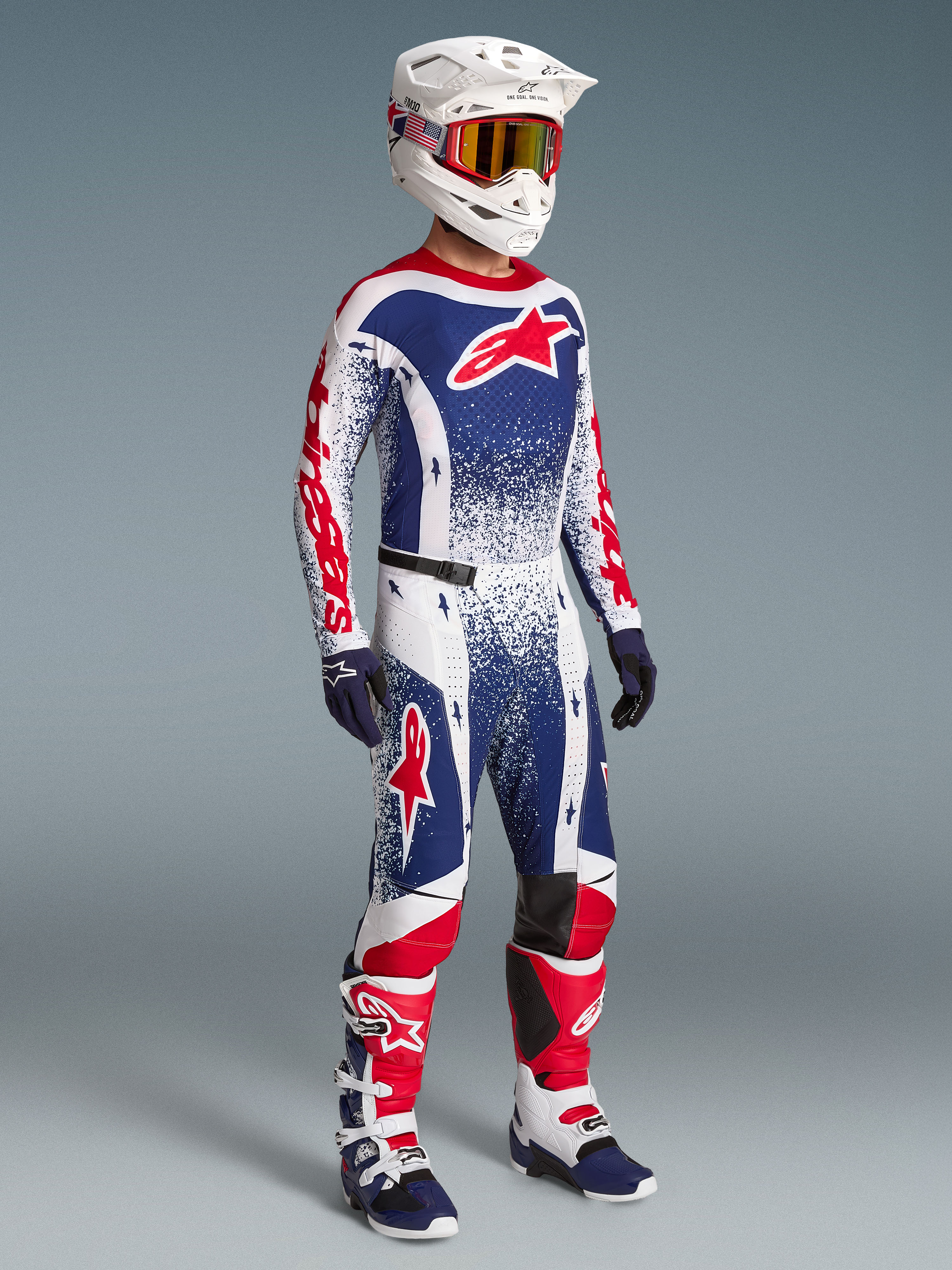 Alpinestars Techstar Unity Bekleidungsset Limited Edition, Motocross-Trikot und Hose in Rot, Weiß und Blau am Model.