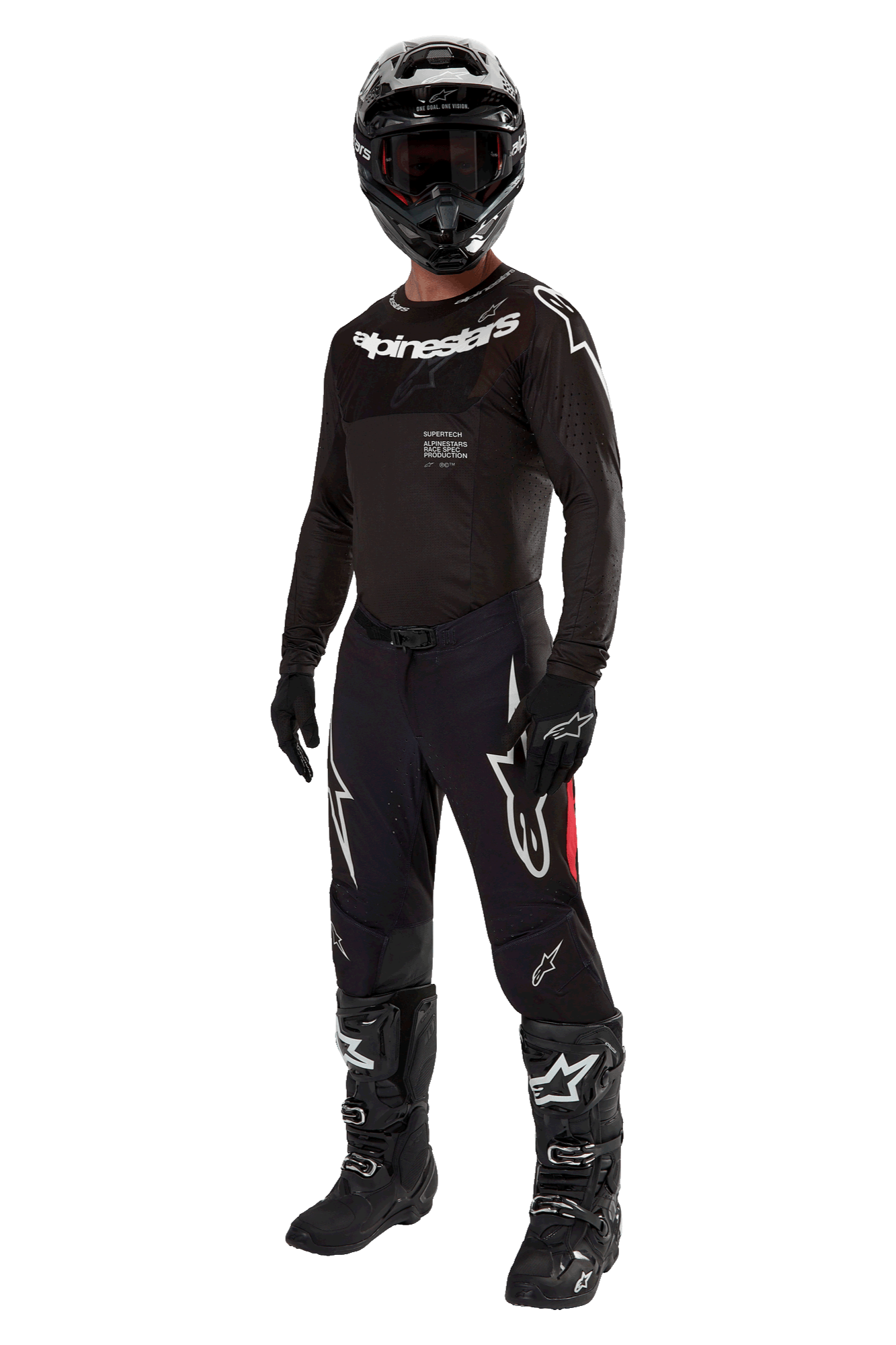 Motocross-Fahrer in kompletter Rennausrüstung, 2024 Supertech Ward Trikot in Schwarz Rot Berry, schwarzes Trikot mit weißem Alpinestars-Branding, schwarze Hose mit roten Seitenbahnen und großen weißen Astars-Logos, schwarzer Helm, Handschuhe und Stiefel, abgestimmtes Profi-Outfit für den Offroad-Rennsport