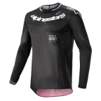 Alpinestars 2024 Supertech Ward Jersey, Motocross-Trikot, Schwarz und Red Berry, mit weißen Alpinestars-Logos auf Brust und Kragen, lasergeschnittenen Belüftungsperforationen an Ärmeln und Seiten, Performance-Rennpassform mit Innenakzenten in Red Berry