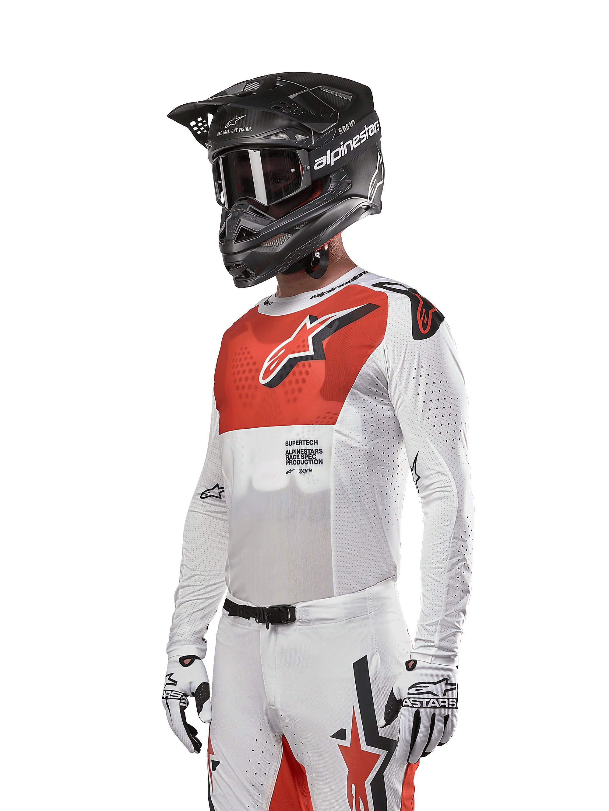 Alpinestars 2024 Supertech Ward Trikot, Motocross-Trikot, Weiß und Hot Orange, mit rotem Brustpanel und weißem Stern-Logo, Langarm mit lasergeschnittenen Perforationen, getragen mit einem schwarzen Helm und weißen Handschuhen, athletische Rennpassform Motocross-Ausrüstung