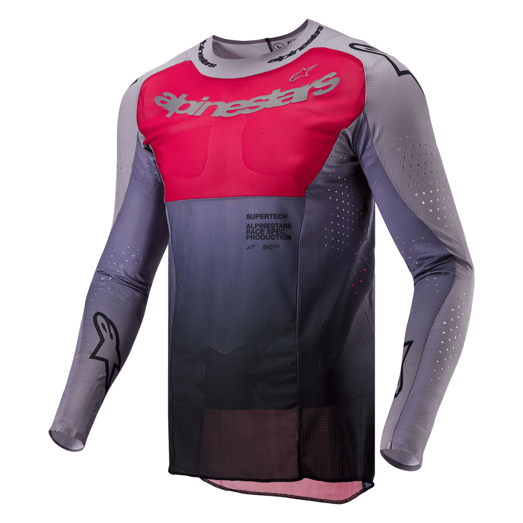 Alpinestars 2024 Supertech Dade Trikot, Motocross-Trikot, Iron Red Berry und Grau, mit einem leuchtend roten Brustpanel mit silbernem Branding, dunkelgrauem Farbverlauf an der Taille, lasergeschnittenen Perforationen an den Ärmeln und Seiten und einem athletischen Race-Fit-Design.