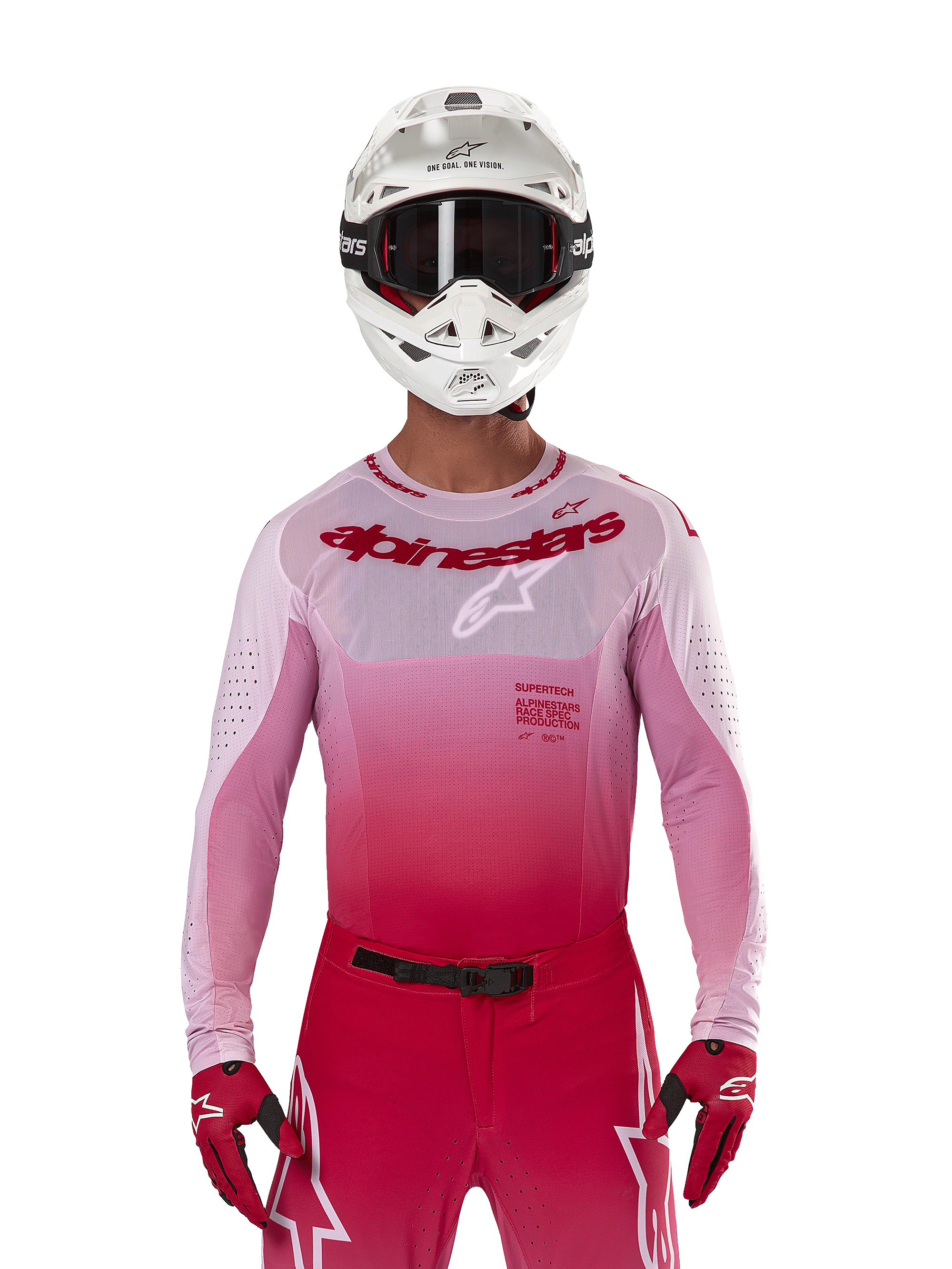 Motocross-Fahrer im Alpinestars 2024 Supertech Dade Jersey in Red Berry Lilac, passende Hose, weißer Helm mit schwarzer Brille und rote Handschuhe, professionelle Rennausrüstung mit pink-rotem Farbverlauf