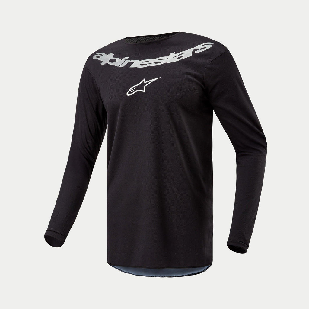 Alpinestars 2024 Fluid Graphite Jersey, Motocross-Trikot, Schwarz Silber, langärmliges Performance-Oberteil mit großem silbernem Alpinestars-Branding und Stern-Logo auf der Brust, leichtes feuchtigkeitsableitendes Poly-Gewebe für den Offroad-Einsatz