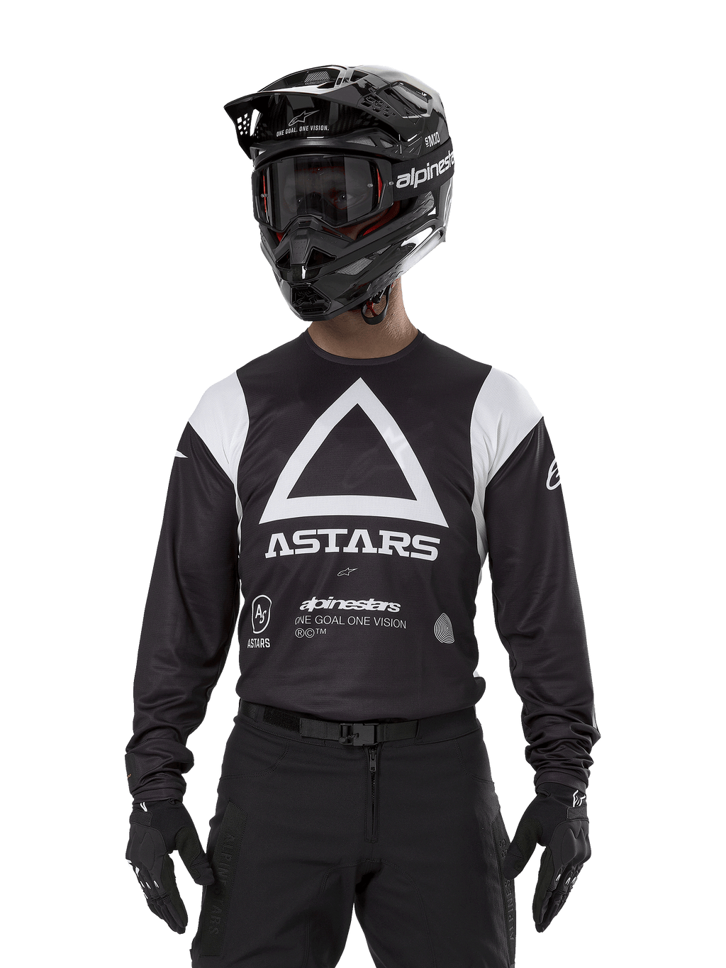 Alpinestars Techdura Trikot, Schwarz, mit einer großen weißen Dreiecks-Brustgrafik und ASTARS-Logo sowie weißen Schulterpartien, getragen von einem Fahrer mit schwarzem Motocross-Helm, Goggles und passender schwarzer Offroad-Ausrüstung.
