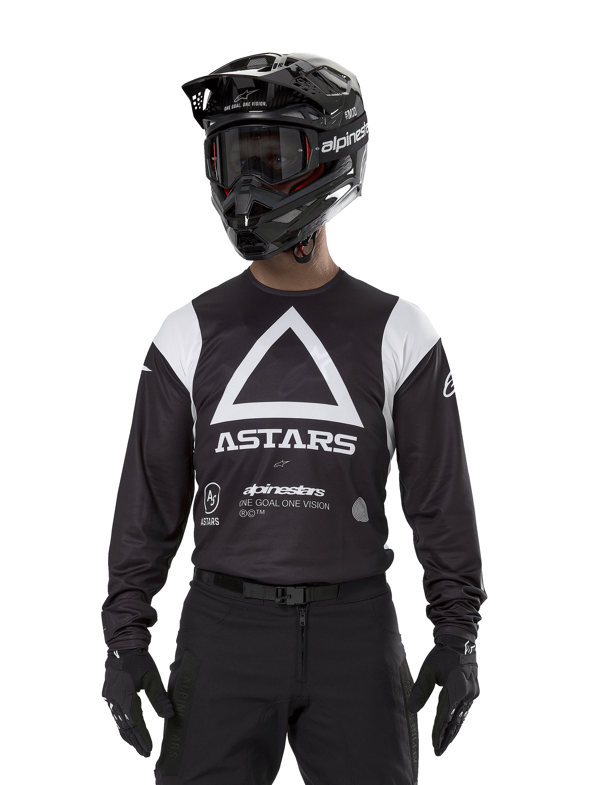 Alpinestars Techdura Trikot, Schwarz, mit einer großen weißen Dreiecks-Brustgrafik und ASTARS-Logo sowie weißen Schulterpartien, getragen von einem Fahrer mit schwarzem Motocross-Helm, Goggles und passender schwarzer Offroad-Ausrüstung.