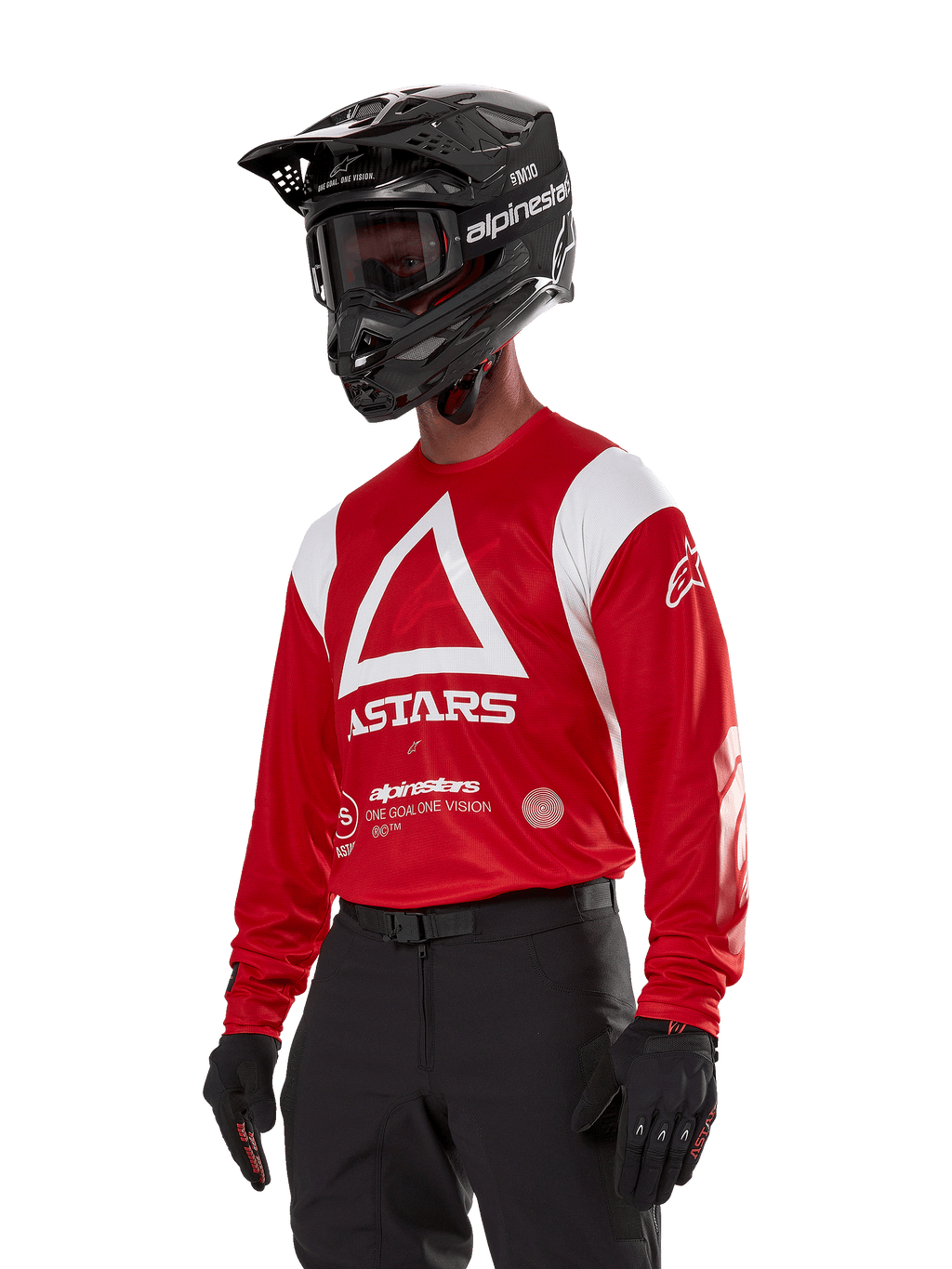 Alpinestars Techdura Jersey, Motocross-Trikot, leuchtendes Rot und Weiß, mit markantem weißem Dreiecksdesign und ASTARS-Branding, getragen mit schwarzem Helm und Handschuhen, strapazierfähige und feuchtigkeitsableitende Offroad-Rennausrüstung