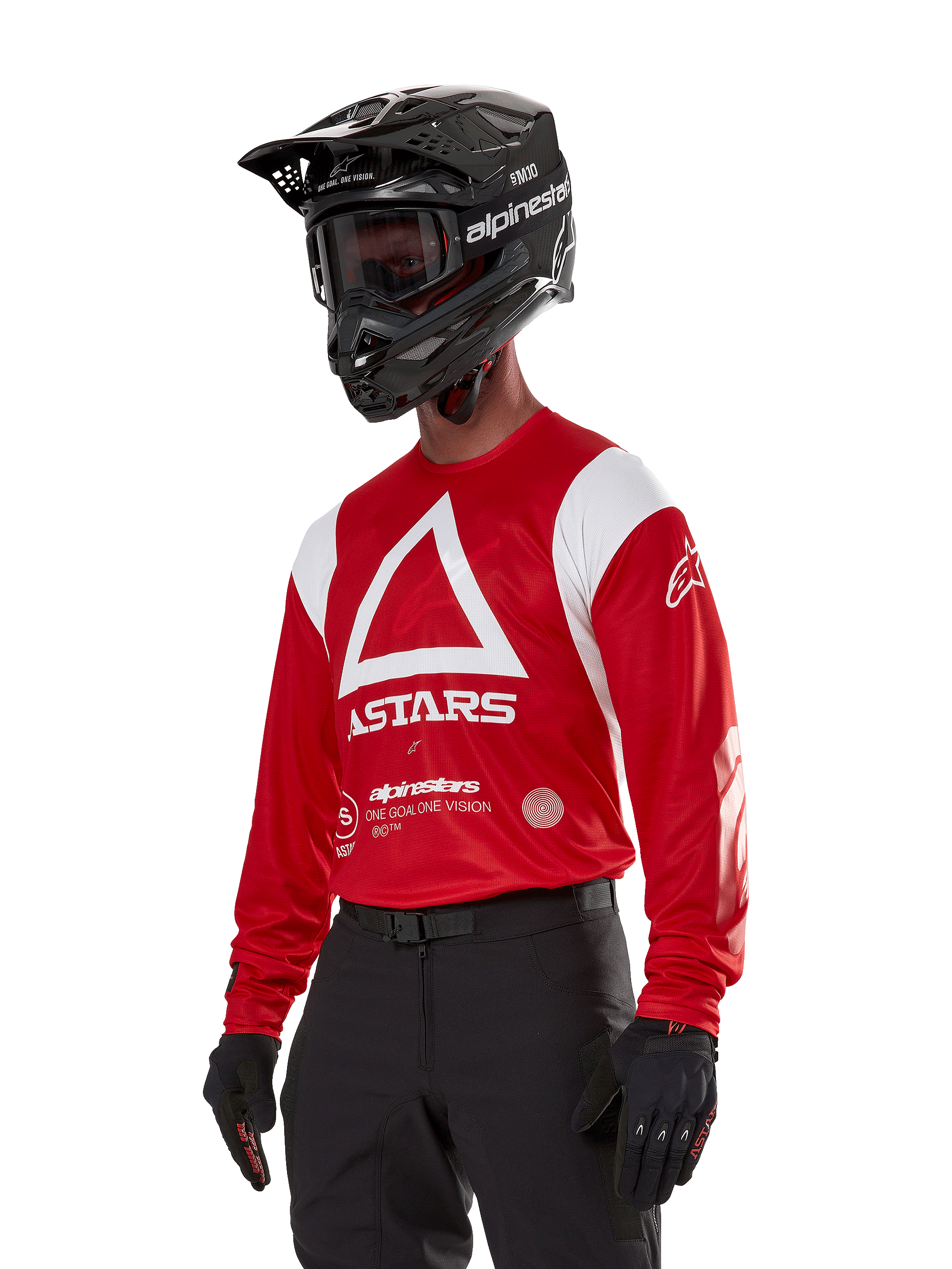 Alpinestars Techdura Jersey, Motocross-Trikot, leuchtendes Rot und Weiß, mit markantem weißem Dreiecksdesign und ASTARS-Branding, getragen mit schwarzem Helm und Handschuhen, strapazierfähige und feuchtigkeitsableitende Offroad-Rennausrüstung