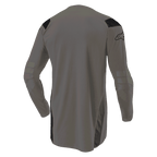 Alpinestars Techdura Jersey, Motocross-Trikot in Falcon Brown, Rückansicht mit verlängerter Rückenpartie für optimale Abdeckung, lange Ärmel mit verstärkten Ellbogenbereichen, schwarze Einsätze an den Schultern und Logo am Ärmel, strapazierfähige Offroad-Bekleidung