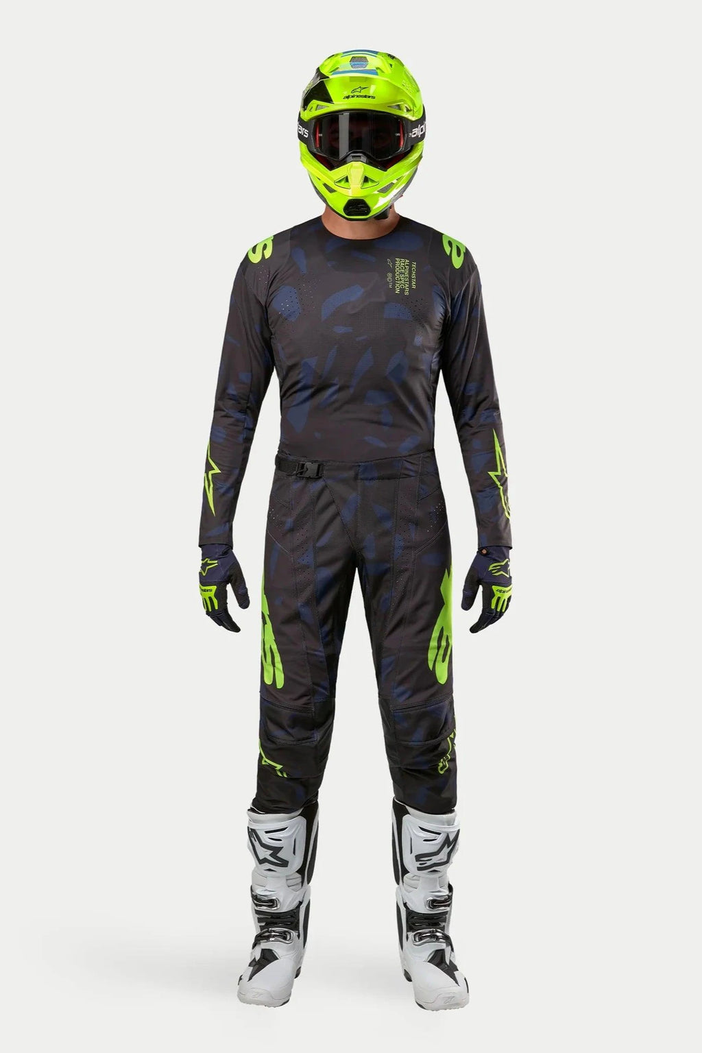 Alpinestars 2024 Techstar Rantera Jersey und Hose, Motocross-Ausrüstungsset, Schwarz, Navy und Gelb Fluo, getragen mit einem passenden fluoreszierend gelben Helm und weißen Stiefeln, mit auffälligem gelbem Branding und technischen Mesh-Einsätzen für Offroad-Performance