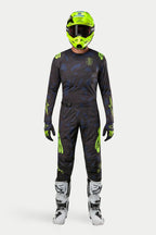 Alpinestars 2024 Techstar Rantera Jersey und Hose, Motocross-Ausrüstungsset, Schwarz, Navy und Gelb Fluo, getragen mit einem passenden fluoreszierend gelben Helm und weißen Stiefeln, mit auffälligem gelbem Branding und technischen Mesh-Einsätzen für Offroad-Performance