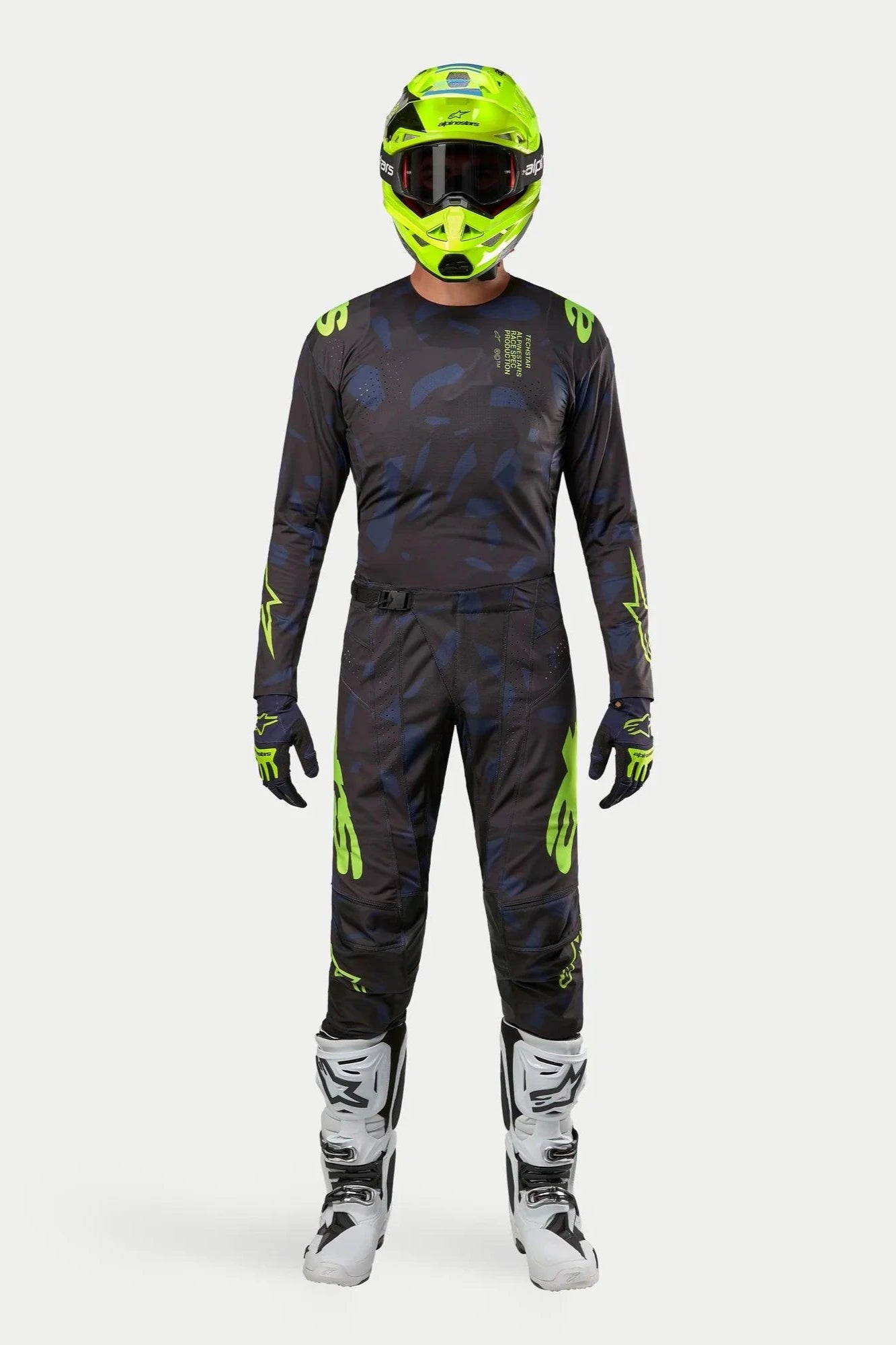 Alpinestars 2024 Techstar Rantera Jersey und Hose, Motocross-Ausrüstungsset, Schwarz, Navy und Gelb Fluo, getragen mit einem passenden fluoreszierend gelben Helm und weißen Stiefeln, mit auffälligem gelbem Branding und technischen Mesh-Einsätzen für Offroad-Performance