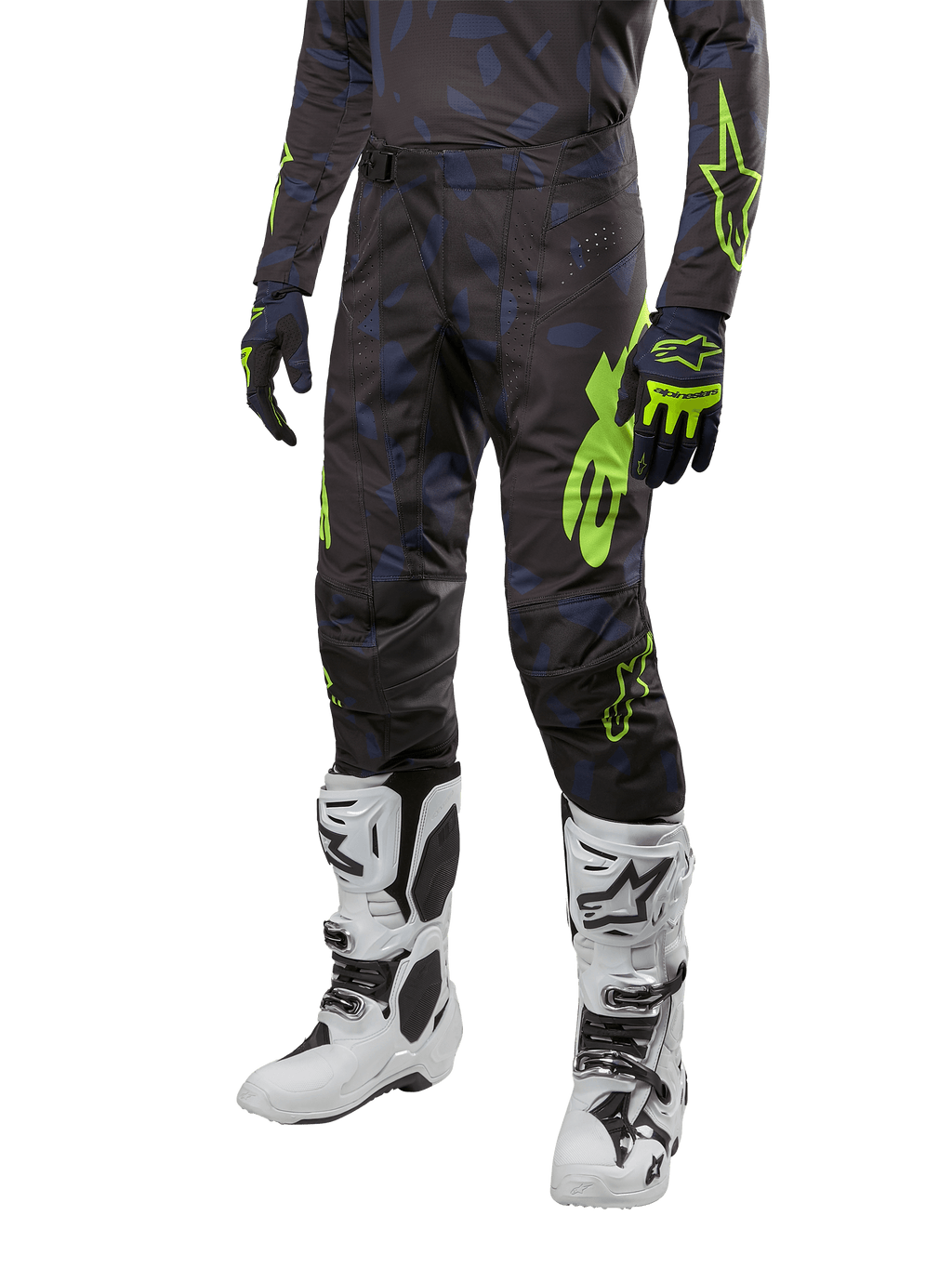 Alpinestars 2024 Techstar Rantera Hose, Motocross-Hose, Schwarz, Navyblau und Neongelb mit Camouflage-Muster und neongrünen Logos, getragen mit passenden Handschuhen und weißen Stiefeln, strapazierfähiges Racing-Fit-Design für Offroad-Performance