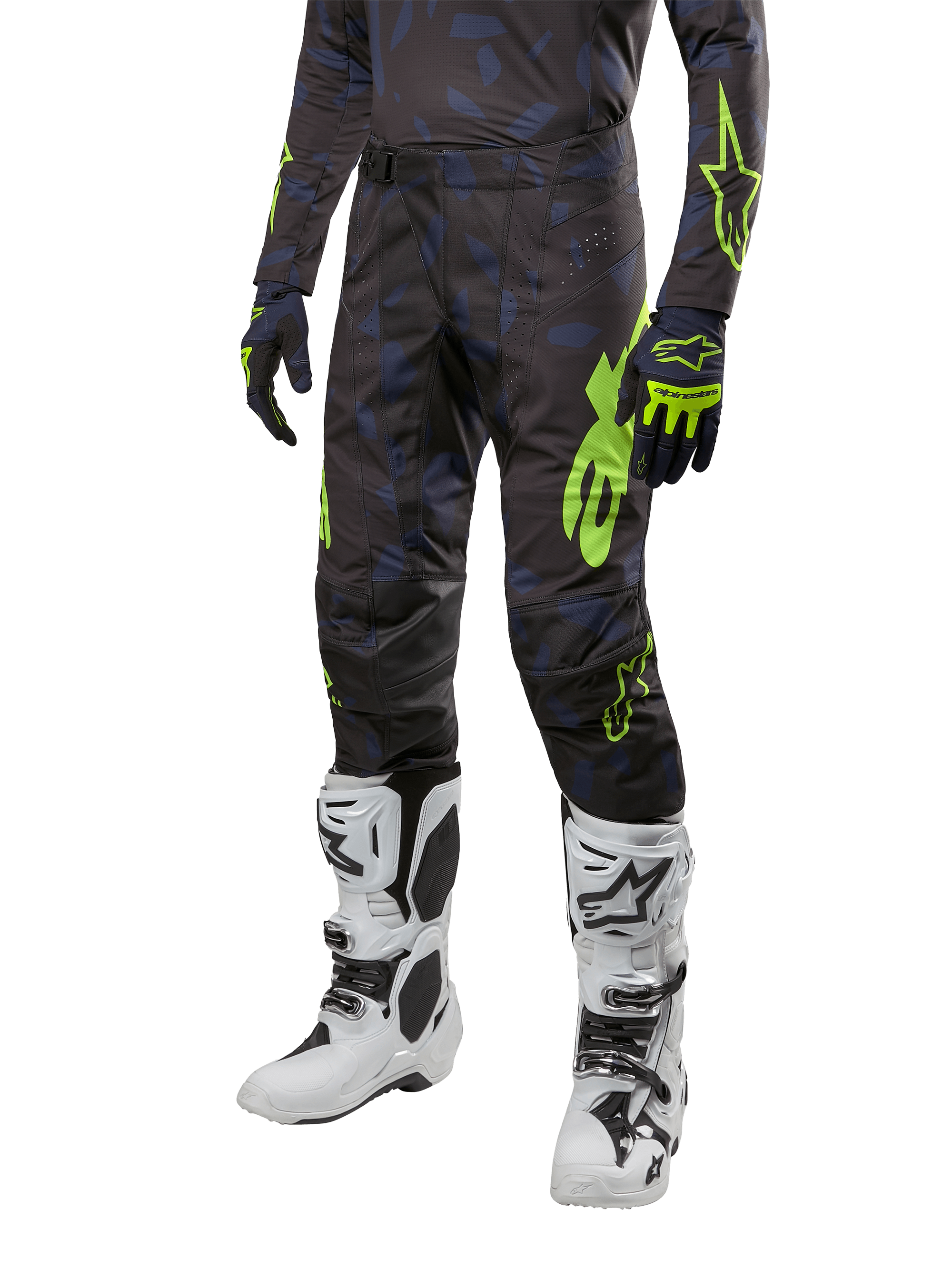 Alpinestars 2024 Techstar Rantera Hose, Motocross-Hose, Schwarz, Navyblau und Neongelb mit Camouflage-Muster und neongrünen Logos, getragen mit passenden Handschuhen und weißen Stiefeln, strapazierfähiges Racing-Fit-Design für Offroad-Performance