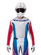 Alpinestars 2024 Techstar Pneuma Jersey, Motocross-Jersey, Blau, Mars-Rot und Weiß, Vorderansicht getragen von einem Fahrer mit weißem Helm und Handschuhen, mit lasergeschnittenen Perforationen auf der Brust und markantem Branding, sportliche Rennbekleidung für den Offroad-Einsatz