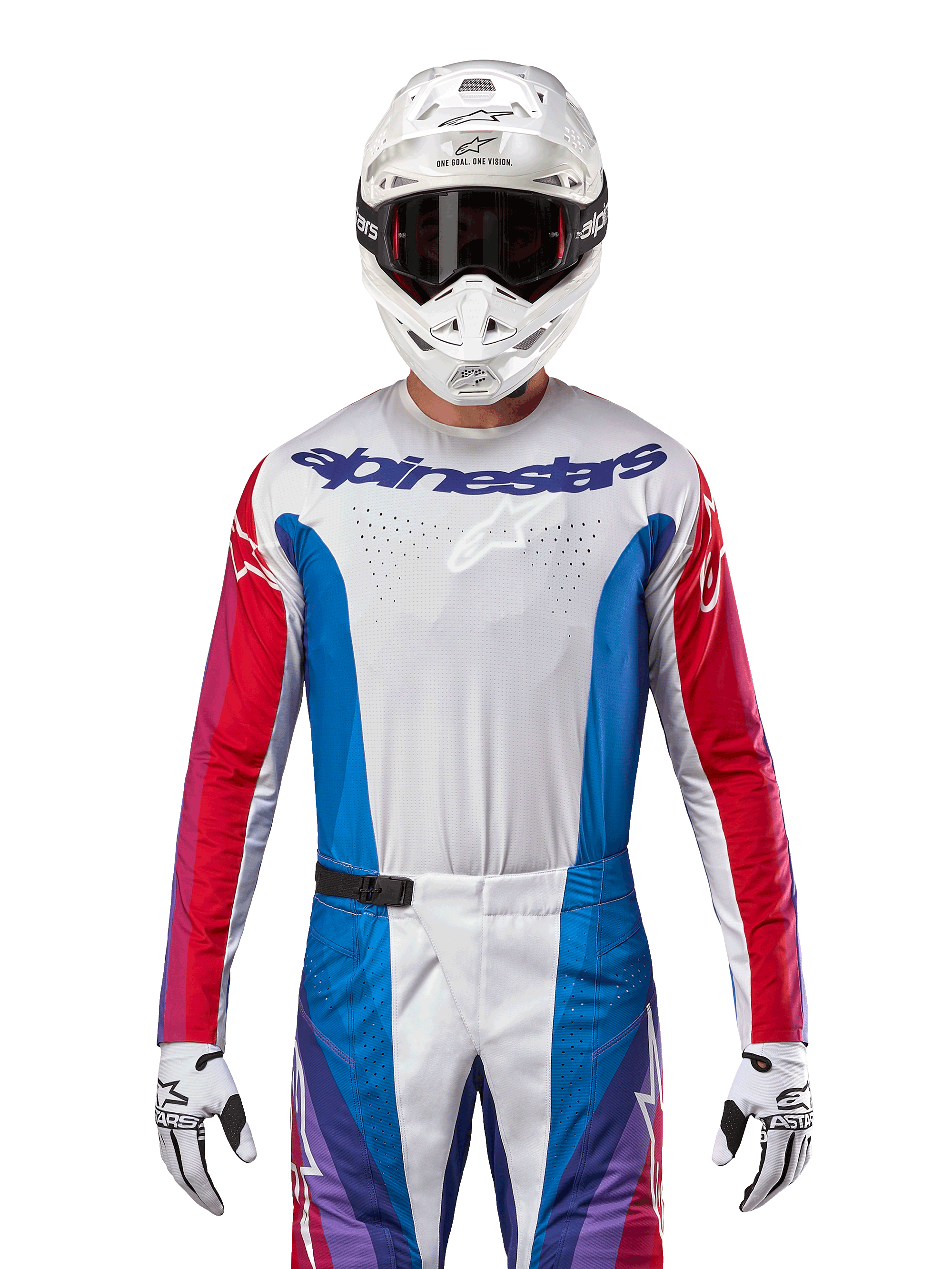 Alpinestars 2024 Techstar Pneuma Jersey, Motocross-Jersey, Blau, Mars-Rot und Weiß, Vorderansicht getragen von einem Fahrer mit weißem Helm und Handschuhen, mit lasergeschnittenen Perforationen auf der Brust und markantem Branding, sportliche Rennbekleidung für den Offroad-Einsatz