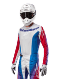 Alpinestars 2024 Techstar Pneuma Trikot, Motocross-Trikot, Blau, Mars-Rot und Weiß mit lila Akzenten, athletische Rennpassform, langärmelige Performance-Bekleidung, getragen mit weißem Helm und Handschuhen