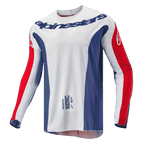 Alpinestars 2024 Techstar Pneuma Trikot, Motocross-Trikot, Blau, Mars-Rot und Weiß, weißer Hauptteil mit blauen Seitenteilen und roten Ärmelakzenten, Alpinestars-Logo auf der Brust, leichte sportliche Rennpassform für Offroad-Rennsport