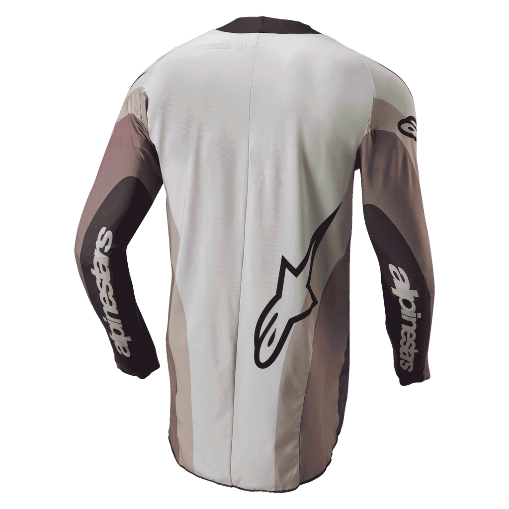 Alpinestars 2024 Techstar Pneuma Trikot, Motocross-Trikot, Rückansicht in Dark Sand Iron Dust Gray, mit großem Alpinestars-Logo und Branding an den Ärmeln, athletische Passform mit Color-Blocking-Einsätzen und verlängertem Rücken für optimale Abdeckung.