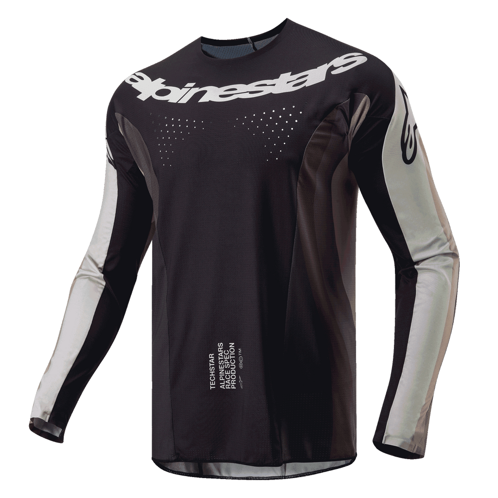 Alpinestars 2024 Techstar Pneuma Trikot, Motocross-Trikot, Dark Sand und Iron Dust Gray, schwarzer Hauptteil mit hellgrauen Ärmelpanels, weißes Alpinestars-Logo auf der Brust, lasergeschnittene Belüftungsöffnungen, Hochleistungs-Offroad-Fahrausrüstung