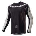 Alpinestars 2024 Techstar Pneuma Trikot, Motocross-Trikot, Dark Sand und Iron Dust Gray, schwarzer Hauptteil mit hellgrauen Ärmelpanels, weißes Alpinestars-Logo auf der Brust, lasergeschnittene Belüftungsöffnungen, Hochleistungs-Offroad-Fahrausrüstung