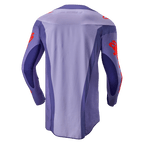 Alpinestars 2024 Techstar Ocuri Trikot, Motocross-Trikot, Lila und Hot Orange, Rückansicht mit lila Multi-Panel-Design, orangefarbene Logo-Grafiken auf Ärmeln und Schultern, verlängerte Rückenpartie für Offroad-Rennperformance.